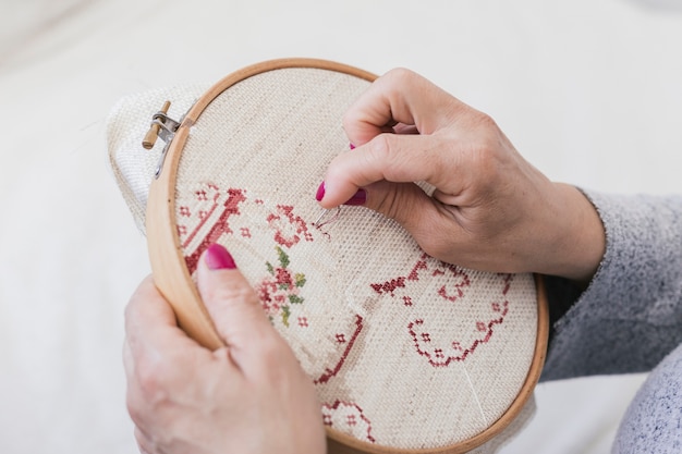 Рука с иглой и пяльцами